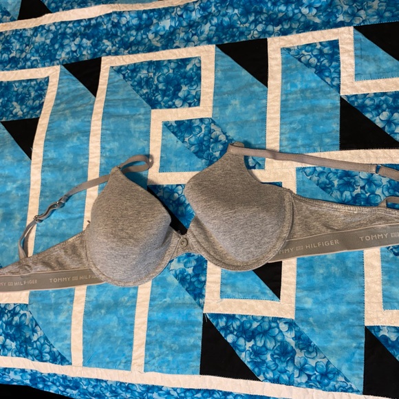 Tommy Hilfiger lightly lined bra, 34c (fits more like a 32) - Picture 1 of 1
